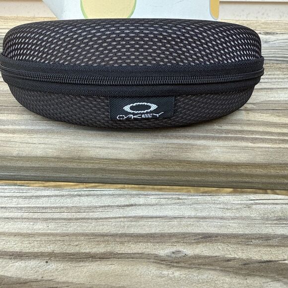 OAKLEY Curved Clamshell Sunglass Hard Case - Gray/Black Zip Closure Glasses - Picture 4 of 7